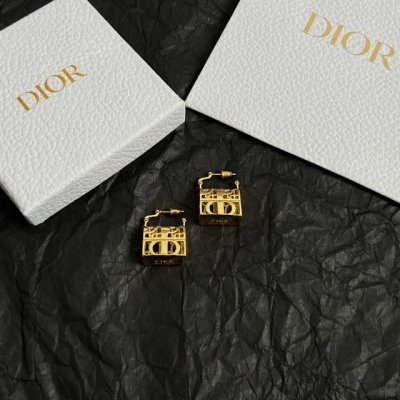 Dior 迪奥 耳钉 精选原版一致 黄铜材质 甜美气质高雅。