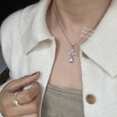 高品质 细节如图 水滴宇宙项链 宝宝，什么是快乐星球，来，这就是快乐星球！绝美土星项链，重磅推荐闭眼入准没错！纯粹王冠球是经典的象征，闪耀土星环勾勒未来波光流转