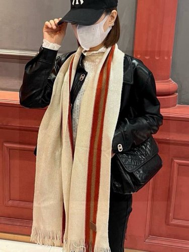 男女同款 Gucci 同步专柜 高端羊绒针织围巾 可正式 可随意 非常Classical的设计 这款织法比较难 又很费纱线 工艺难度非常大 这样的男款围巾 绝对