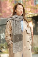 香奈儿专柜新款 小香罗纹针织长巾 美翻了[流泪]御用殿堂级极品新款专柜在售 进口纯羊绒时尚镶边针织毛线围巾披肩美丽至极 真的 上身极为衬肤色 百搭 好看不好看自