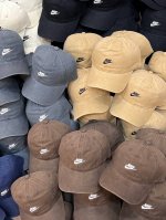 跑量 Nike新款棒球帽 日常通勤搭配的加分神器 经典素色帽型非常百搭 可调节的设计对各种头型都友好