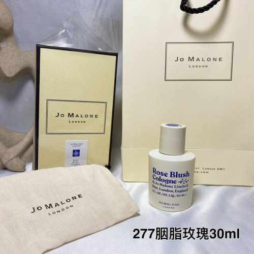 高品质/110 祖马龙胭脂玫瑰古龙香水30Ml 中甜度的荔枝玫瑰 是舒服柔和的不会感觉过腻 比较适合春夏初秋 手边的玫瑰香 这款我觉得算接受度高不易踩雷的 jo