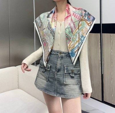 丝巾大探险 90厘米方巾-Hermes 手工卷边斜纹真丝方巾 100%桑蚕丝 这款爱马仕点睛配饰可以多种方式佩戴 与任何服饰皆搭配得宜 无论系绕颈间 或作为上衣
