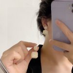 P90新款高品质 Chanel 小香双C简约正方形吊坠象牙白荧光耳钉这款耳环真的超级美看着设计简单但是佩戴效果好看到爆就连我这种小耳垂的也很Ok Zp材质 上耳