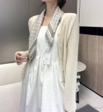 70Cm尺寸 双面同色 原版面料 Blackpink金智秀女神同款 Dior今年主打款，限量款真丝丝巾！！超级实用！！这款丝巾真的超级喜欢，实物品质非常赞！！！
