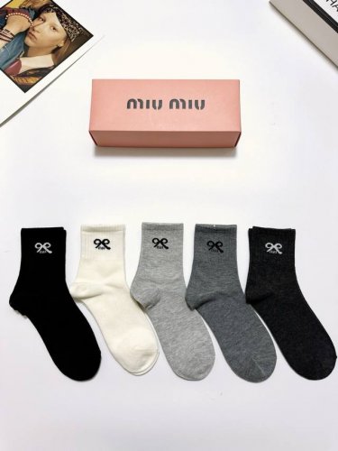 配包装 一盒5 双 缪缪 Miumiu 经典字母Logo 纯棉中筒袜 ，Ins超火爆小腿短袜，纯棉面料，潮人必备 ，经典配色 个性时尚百搭款，你值得拥有哦