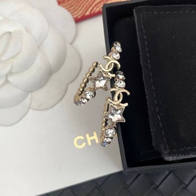 批 贵气温柔 上耳绝对给衣品百分百增分 Chane 25K金色流星圆环系列耳钉 耳圈耳环 [飞吻R][飞吻R]在耳钉款设计上 由不同大小的璀璨水钻组成的弧线形成