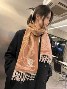 Hermes 爱马仕亲款羊绒围巾 军刀进行曲 重磅推荐！ %顶级羔羊绒材质。高端货，羊绒垂感肉眼可见非常保暖，柔软亲肤不扎脖。众所周知，大H一直是精益求精的代名