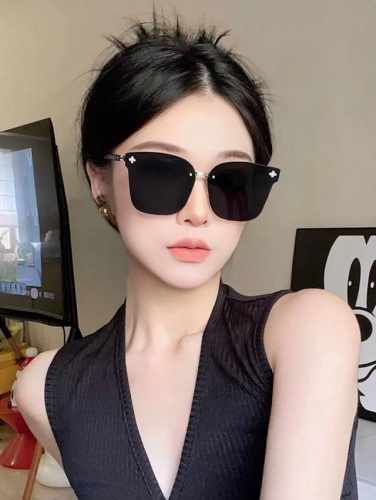 Lv大框太阳镜墨镜经典的方框设计，不挑脸型，无论搭配大衣还是连衣裙都非常显气质尼龙镜片预防紫外线 型号：L7101