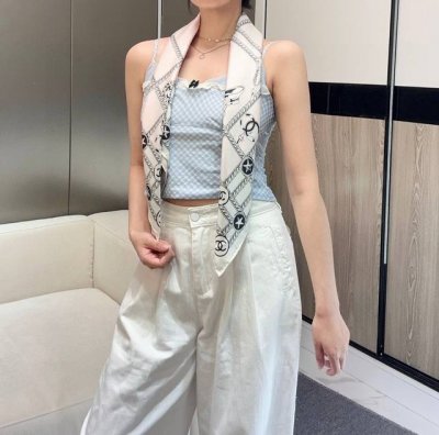 2025春季新款丝巾抢不到别哭 围上秒变高级姐妹们 2025春季新款丝巾来啦 18Mm顶级真丝双面同色90方巾 这次的设计真的绝了 高级感拉满 围上立马气质翻排