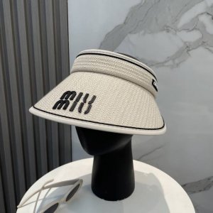 miu Miu缪缪新款空顶帽 看一眼就会爱上的遮阳帽 夏天的你需要一顶与众不同的帽子去眼压群芳 这款气质空顶帽就很适合