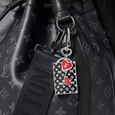 Lvenvelope包饰与钥匙扣 Lv信封钥匙扣挂件 本款 Lv Envelope 包饰与钥匙扣以釉面花卉开启信封式结构。 Monogram 铭纹流露工致格调，