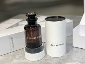 高端品质 Lv最新限量版黑瓶Sables Roses萨博玫瑰香水 香调:乌木玫瑰调 用料:千叶玫瑰原精，保加利亚玫瑰，沉香木，龙涎香，黑胡椒、藏红花 主调是乌木