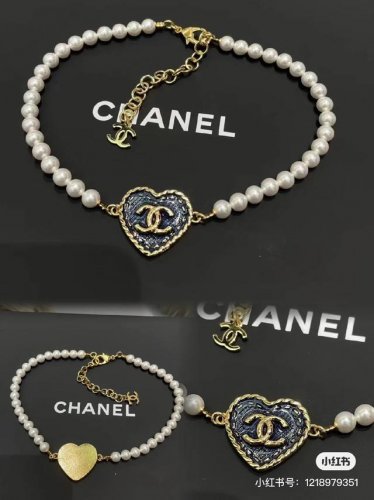 编号Xxl0309 Ch*Nel最新款牛仔爱心项链 一致Zp黄铜材质 坠入爱河 Chanel24p牛仔爱心 V被Chanel24p牛仔蓝精准击中了 这一季的首饰
