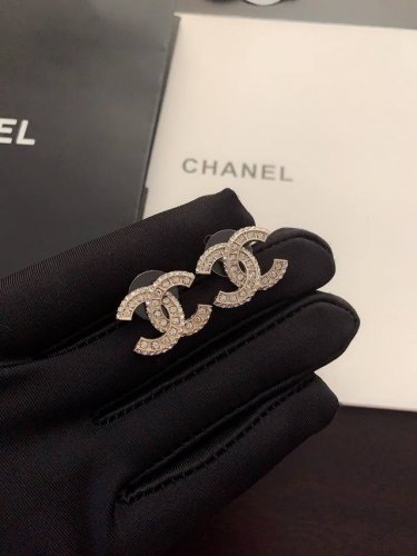 Ch*Nel 超经典系列满钻C耳钉 一致Zp材质