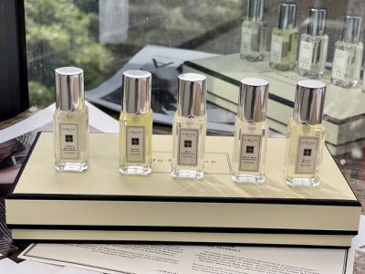 专柜品质 新款祖马龙香水5件套*9Ml 白瓶圣诞限量版 包含的香是 橙苦 玫瑰和木兰 白苔和雪花 莲,绿色杏仁和姜饼人~