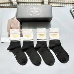 配包装 一盒四双 prada 普拉达 爆款高筒袜高版本 好看到爆炸 欧美大牌高筒袜潮人必不能少的专柜代购品质 袜子 搭配起来超高逼格 时髦度爆表啊啊啊啊 推荐推