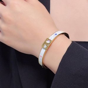 新品 原单货 Lv印花白贝母中性款金色手镯Louis Vuitton 路易威登 专柜一致材质 火爆款出货 设计独特 复古前卫。手镯14K精工保色版 从上市以来一