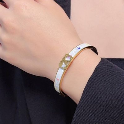 新品 原单货 Lv印花白贝母中性款金色手镯Louis Vuitton 路易威登 专柜一致材质 火爆款出货 设计独特 复古前卫。手镯14K精工保色版 从上市以来一