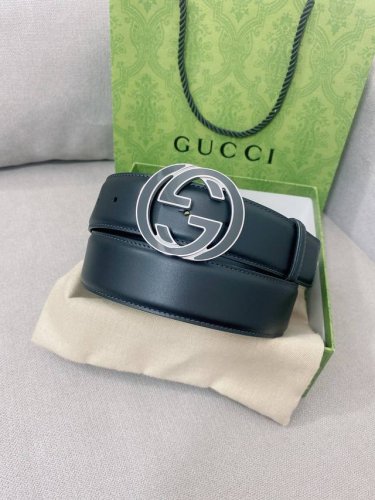 gucci 顶级男士腰带，2025早春系列透过现代视角焕新诠释品牌经典元素。这款腰带以牛皮革匠心打造，巧妙缀饰互扣式双G搭扣，时尚百搭，宽度4.0Cm 顶级 原