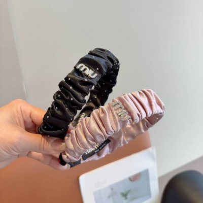 配包装 Miumiu 缪缪 新款手工制作褶皱发箍，原单货，简约百搭，潮女必备品，超级的高大上！