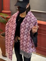 爱马仕巴黎时装展商务男士女士羊绒围巾代工厂P臻选上乘的超细羊绒纤维 进行纯手工精梳处理 耗时耗力 再以清泉水浸泡涤荡 使羊绒纤维呈现出独特的蓬松质感 手感才如此
