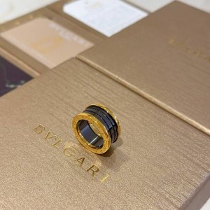 宝格丽项链V金材质 Bvlgari宝格丽 Divas Dream 系列 品相完美 细节无敌 那种独特的色泽完全无可挑剔 再缀以经典指环外形设计 简约之余却又优雅