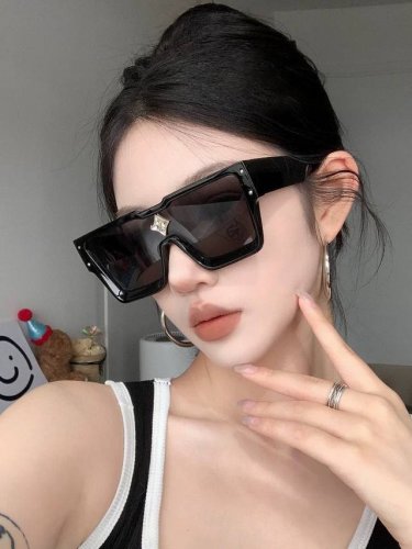 Lv 2025新款女士方框太阳眼镜 开车墨镜 新款太阳镜 时尚大方 舒适轻盈 精致奢华 超轻 型号：L7600
