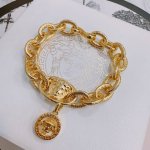 高品质范思哲手链美杜莎头像原单货专柜新款开模复古潮流时尚必备 男女均可佩戴 情侣款同款 摇滚朋克泰银风格 复古元素 潮流百搭 官网同款手链最新款链条档次更高明星