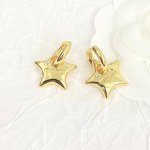 编码E2592 Miumiu 耳钉热销款爆上新 缪缪立体五角星耳钉 圆润饱满的小星星立体打磨抛光不失质感，点缀闪闪水钻 精致活泼又有点酷酷的感觉～