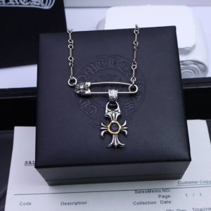 潮流时尚百搭］ 新品上架克罗心胸针爆款项链无论是约会、晚宴，还是日常佩戴，它都能让你散发出与众不同的光芒，浪漫又梦幻～ 送给心爱的她，或是珍藏这份星夜的浪漫，让