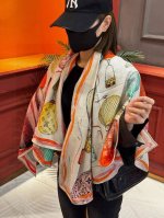 p270【双面同色】原单Lv140Cm丝绒方巾，《热气球》，本款方巾全新加入 U价 And Away 系列，致意路易威登的旅行传承。丝印工艺刻画丰富细节，描绘