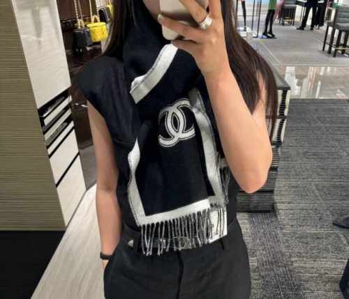 高版本 香奈儿新款姑娘们出来炸街啦 黑色系色调真的无敌经典了。不是俗气的漂白。就本色调，带点米的高级配色。～百分百纯山羊绒～ 规格35*180围巾，让人爱不释手
