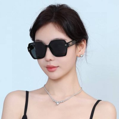 Miumiu 缪缪2025开春新款闪耀新款璀璨登台 太阳镜潮品 精致个性设计简约时尚 专柜品质值得拥有 绝对潮爆 提升个人品味的时尚单品 型号：M9304