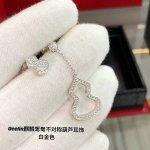 p价 葫芦不对称Ab款镶钻耳环 葫芦一直是中国人喜爱的元素 谐音福禄 传统文化和时尚潮流融合 碰撞出别样魅力 去年就捣鼓的款式了 质感炒鸡赞 闪耀夺目的钻饰呈现