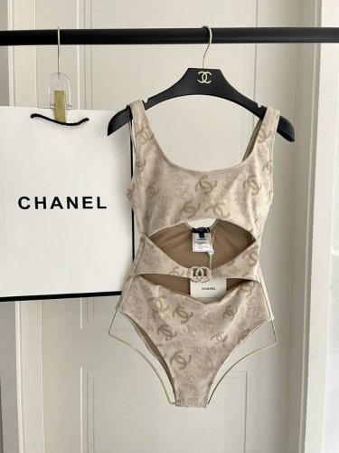 Chanel新款提花连体体式泳衣适合多种场景的游泳衣♀海边 游泳池 温泉 水上乐园 漂流都可以内搭外穿也完全可以 面料：透气舒适。速干弹性的游泳衣更加帖肤易清洗
