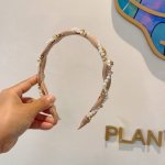 配包装 chanel 香奈儿 春夏最新小香发箍 网红爆款推荐 搭配高端编织珍珠 超精致 时尚百搭