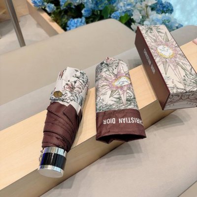 Dior 迪奥 新款 五折伞 热卖款 时尚指数爆表 不论晴天雨天使用都相得益彰 拥有它感受风从身体经过的感觉 留下沁人的芬芳 时尚达人必备哦 原单代工级品质 台