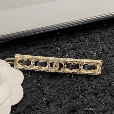 香奈儿发夹热销款火爆上新 Chanel22C金属羊皮革水钻发夹 皮穿链设计，中间满钻双C Lpgo装饰，水钻闪闪耀眼 低调不浮夸，气质美女子必备