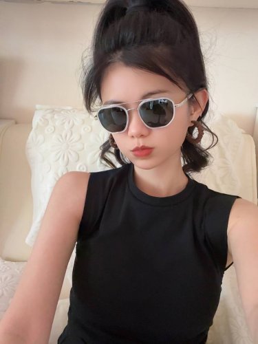 官方同步 品牌:雷朋经典男女士玻璃太阳镜 材质 美国宝丽来高清防爆钢化玻璃镜片 型号 Rb2240
