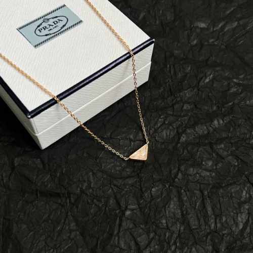 Prada 普拉达 三角形 项链 爆款新品 精致耐看 华丽登场，整体细节非常令人惊喜，典雅而时尚，突显法式高雅气息。 长度:45