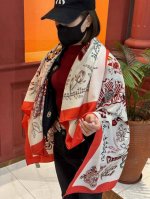 爱马仕 秋冬搭配利器顶级双面同色 版真丝羊绒披肩 1条等于2条 点睛精彩 图案和配色都超级喜欢 又一款双面配色工艺设计的丝绒披肩 超级喜欢 一条披肩等于两条穿出