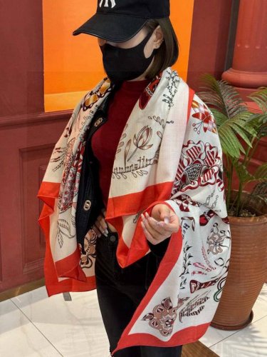 爱马仕 秋冬搭配利器顶级双面同色 版真丝羊绒披肩 1条等于2条 点睛精彩 图案和配色都超级喜欢 又一款双面配色工艺设计的丝绒披肩 超级喜欢 一条披肩等于两条穿出