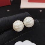编号Xed0634 中号 Ch*Nel最新款珍珠耳钉 一致Zp黄铜材质