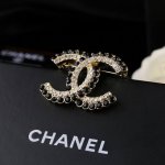 小香Chanel新款满钻双C胸针 每一个细节做工非常精细 这款设计非常美轮美奂 这款真的超级美超级仙 精致小姐姐必备