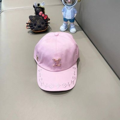 Lv 博主们都爱的刺绣棒球帽 潮人的氛围感加持爆棚 帽子版型Hin满意~还巨能搭 贯穿春夏秋冬~男女戴起来都是Feel