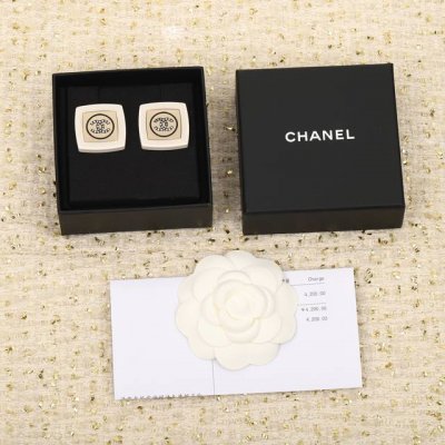 我们出品 Zp5460 量大咨询客Fu 必入爆款 Ch Nel白方块树脂双C耳钉 看似简单 实际非常重工 报废了3批货 我们一致致Zp 黄铜材质 每个字母的棱棱