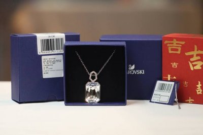 Swarovski 方块水晶项链 华丽别致的设计以高级珠宝方形水晶为灵感，揉合了典雅动人的光彩、特别的切割款式。百搭易衬。