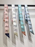 P60Phms2485 爱马仕 爱马仕巡游 Twilly小丝巾 爱马仕派对盛大开启。所有人齐聚圣诺雷奥福宝大道，带着各自最精致华丽的气球盛装亮相。一系列奇趣物件
