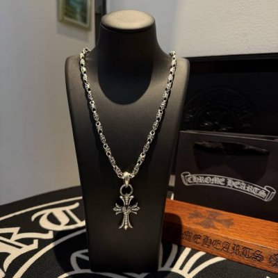 新款 专柜品质 Chrome Hearts克罗心十字架项链，满钻藤蔓爱心吊坠 凹凸造型不同的花纹设计风格 呈现出与众不同 十字架 童军花是克罗心的志 所以更经久
